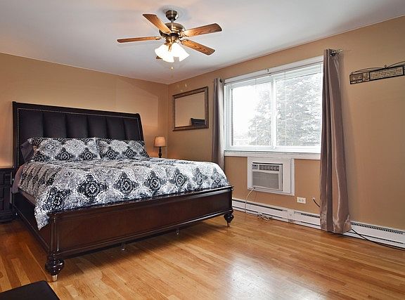5th image of 18W016 Standish Ln