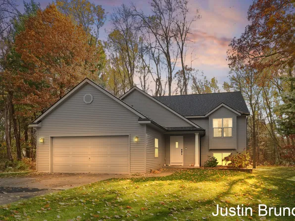 10811 Timberline Dr, Greenville, MI 48838