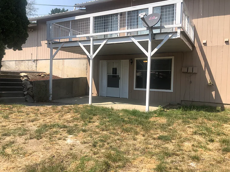 155 NW North St — Photo 2