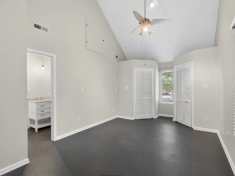 2101 Woodlawn Ave — Photo 13