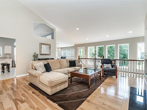 16 ft vaulted entryway and great room!