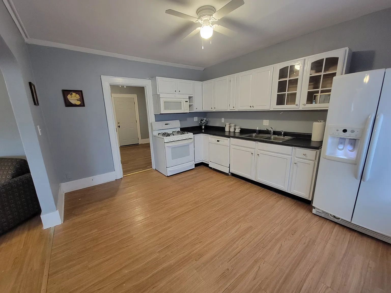 3 bed, 1000 sqft, $1,850 — Photo 2