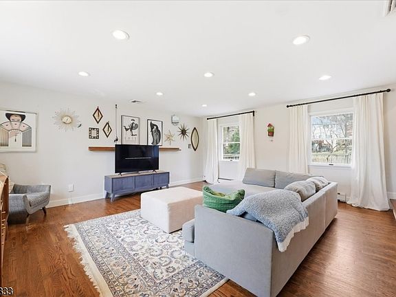 4th image of 666 Park Rd