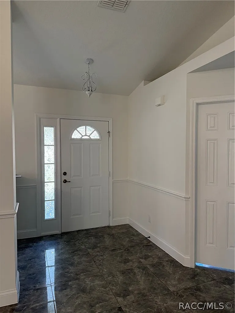 3 bed, 2.0 bath, 1664 sqft, $2,500 — Photo 2