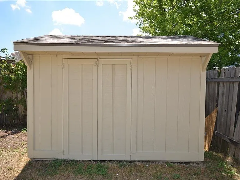 13903 Lothian Dr — Photo 36