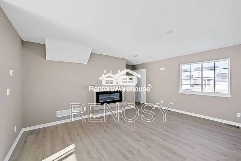 102 E Sycamore St — Photo 3