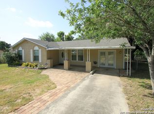 311 Dubose Dr, Devine, TX 78016