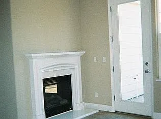 3 bed, 2.5 bath, 1992 sqft, $5,100 — Photo 3