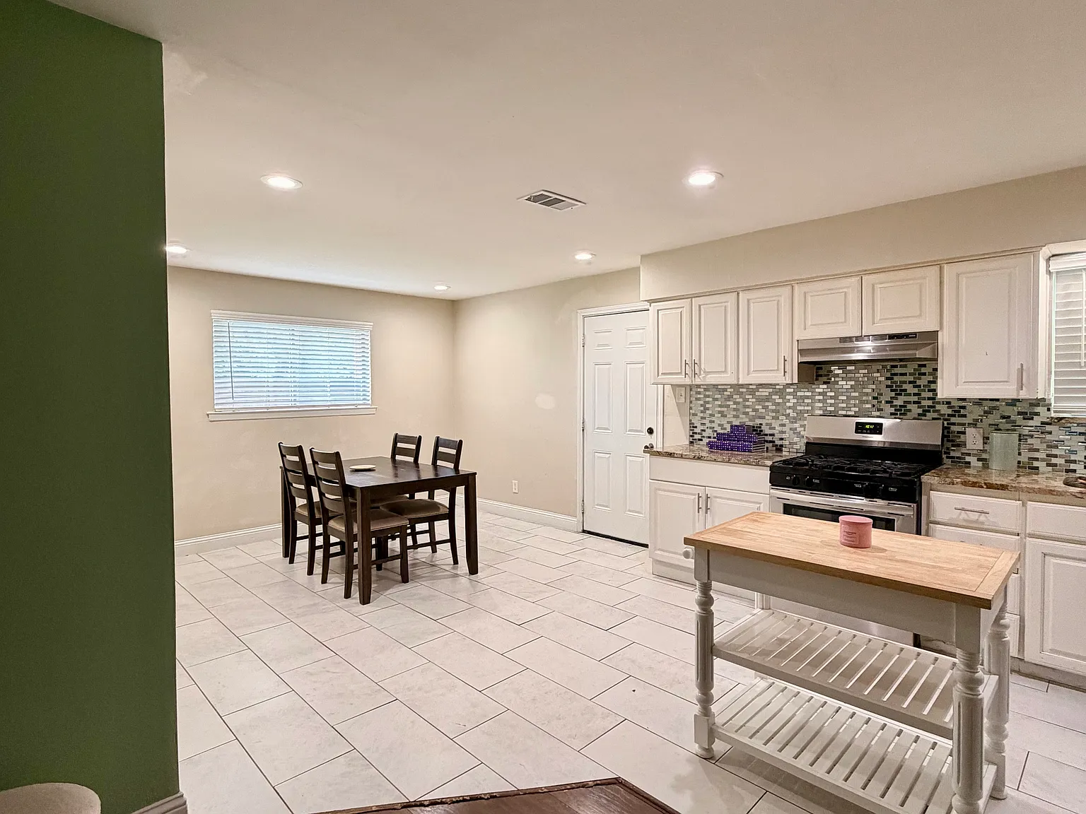 3 bed, 1019 sqft, $2,200 — Photo 4