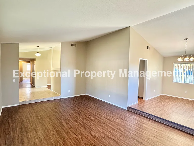 834 W 16th St — Photo 3