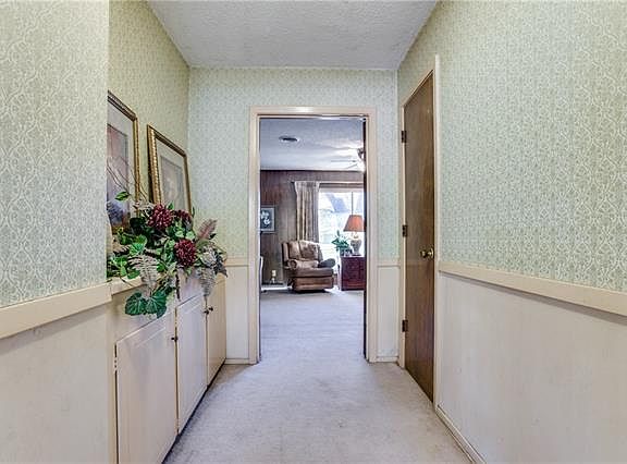 5th image of 140 Oakridge Blvd