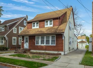 61 Dartmouth St, Williston Park, NY 11596