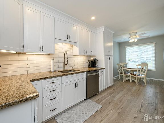 4th image of 18 Holly Ct
