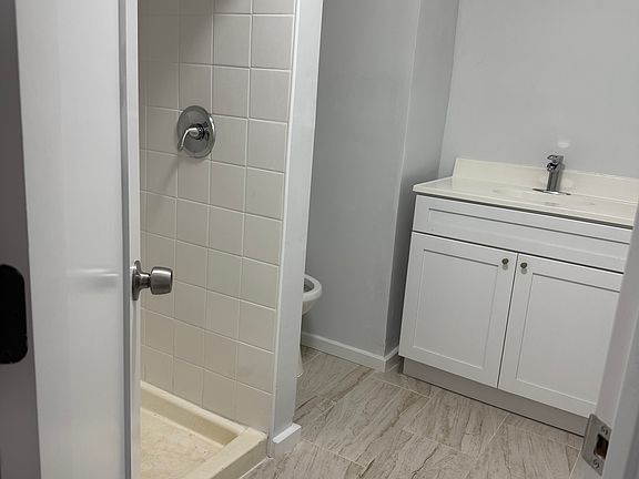 5th image of 360-362 Roseville Ave #3