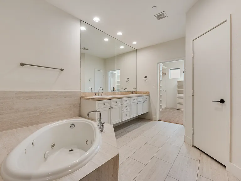 2411 N Hall St #5 — Photo 14