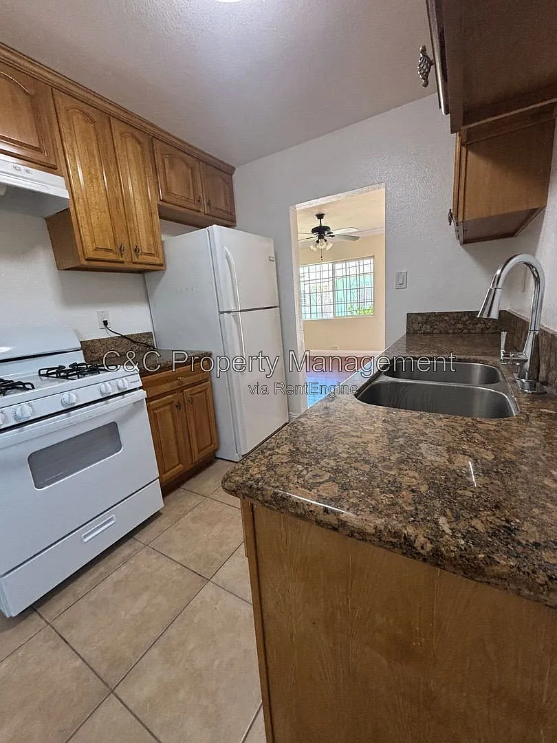 3 bed, 1.0 bath, 1100 sqft, $2,700 — Photo 3