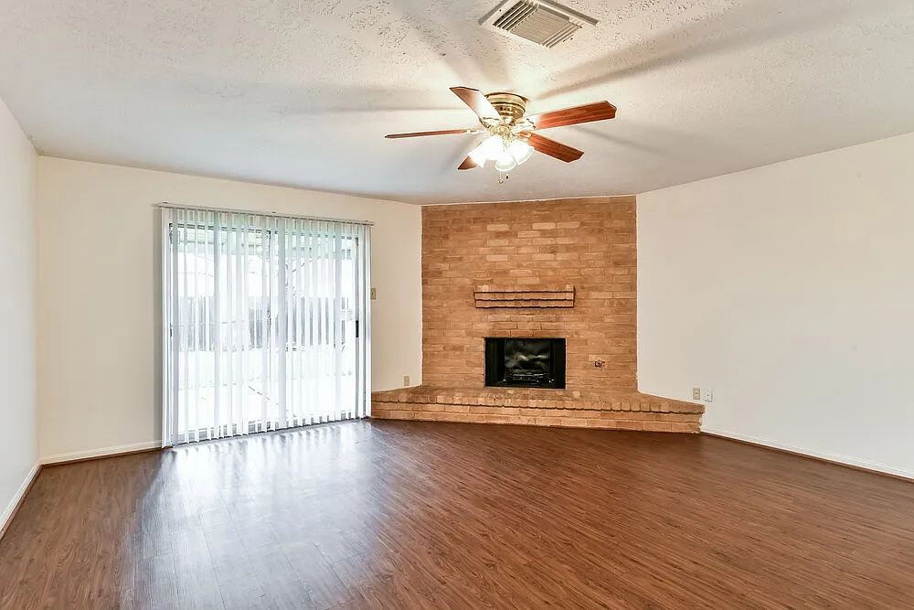 3 bed, 2.0 bath, 1292 sqft, $1,655 — Photo 2