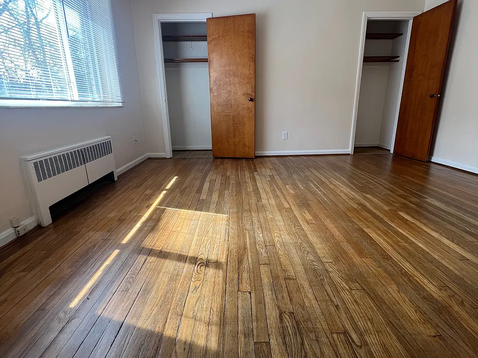 Living room/2 closets