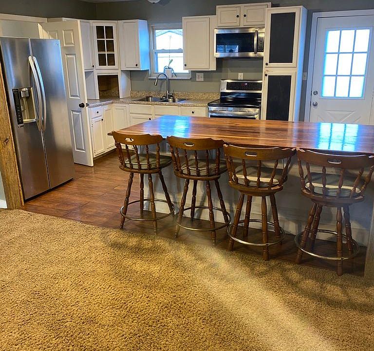 Kitchen & Island with seating