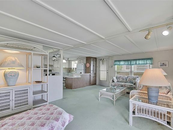 5th image of 37 WILLIAM PENN WAY #13