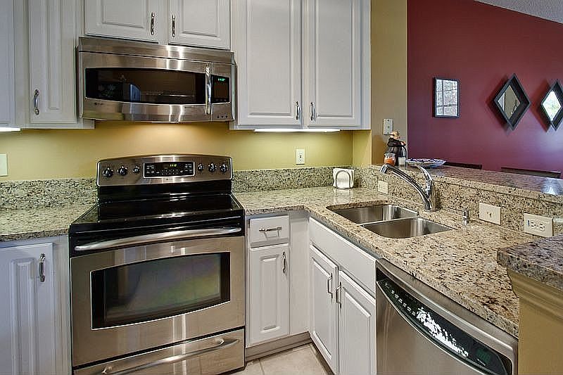 Stainless appliances, granite counters & under-counter lighting