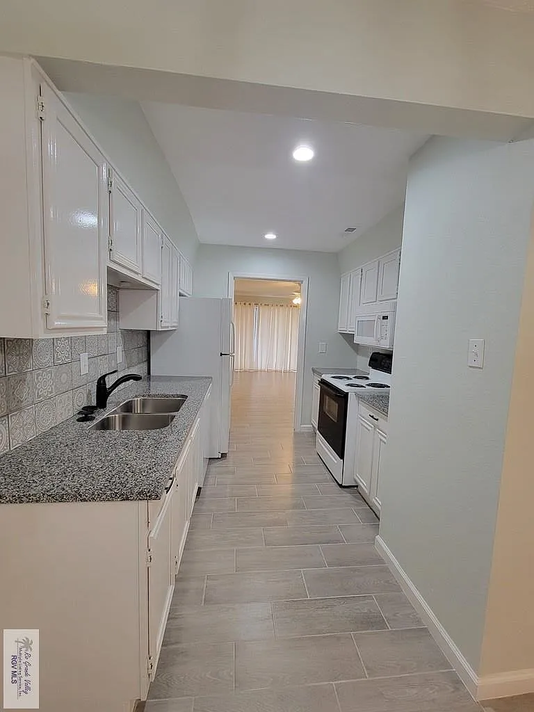 2 bed, 1.5 bath, 1152 sqft, $1,300 — Photo 3