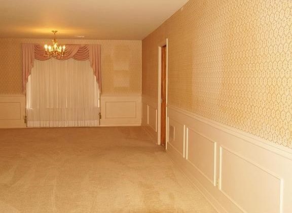 4th image of 968 E Walnut St