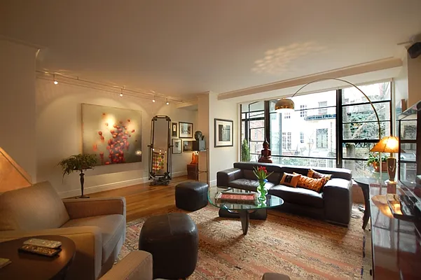 Sold by Mercedes Berk | media 17