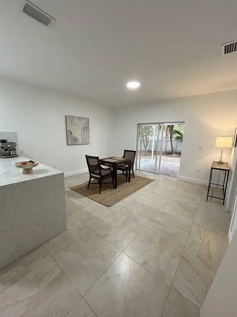 3 bed, 2.0 bath, 1632 sqft, $4,500 — Photo 2