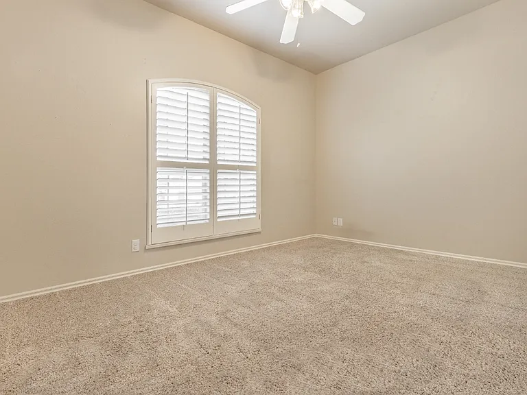 4001 NE 138th Ter — Photo 15