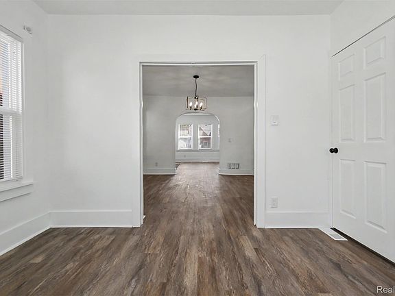 5th image of 15357 Rutherford St