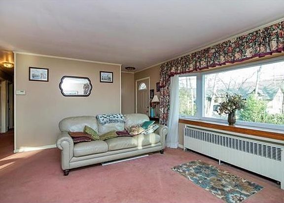 5th image of 15 Woodbine Ave