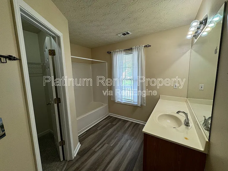 1823 Broadway St — Photo 16