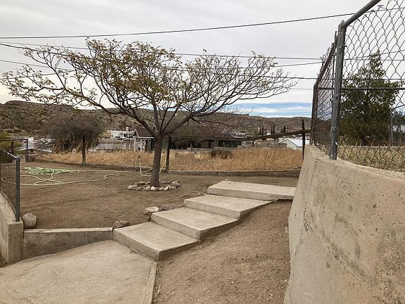 2nd image of 1037 Pinkerton Ln
