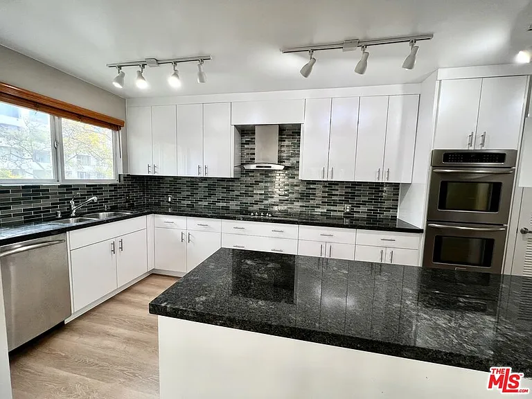 415 N Palm Dr #301 — Photo 8
