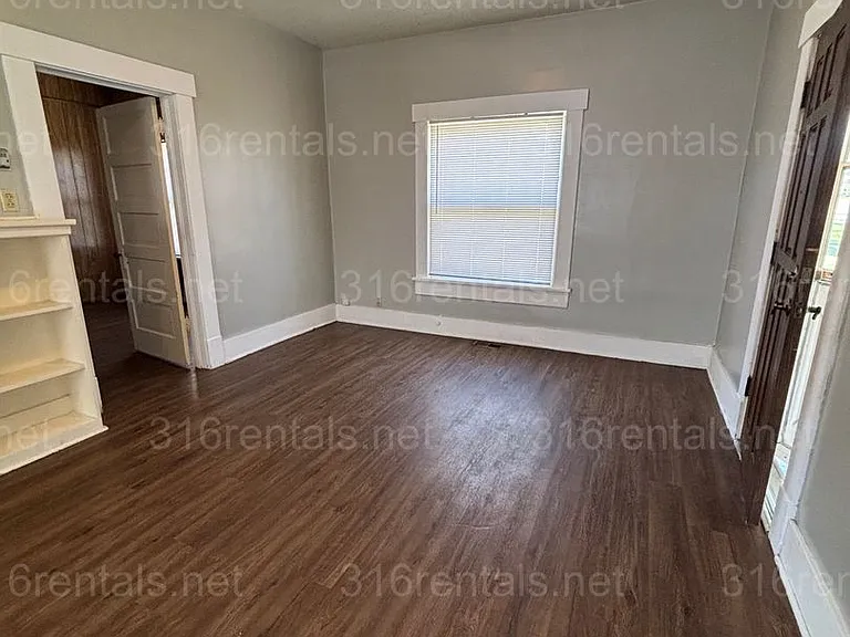 511 W Locust Ave — Photo 6