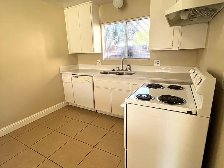 Micheli Court Apartments — Photo 7