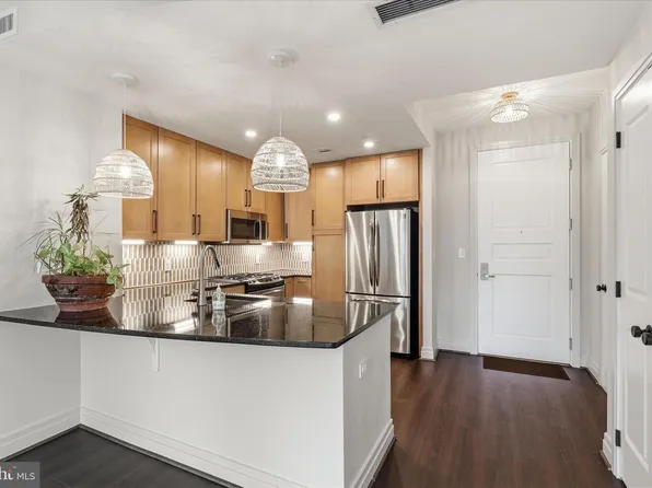 8220 Crestwood Heights Dr APT 206, Mc Lean, VA 22102