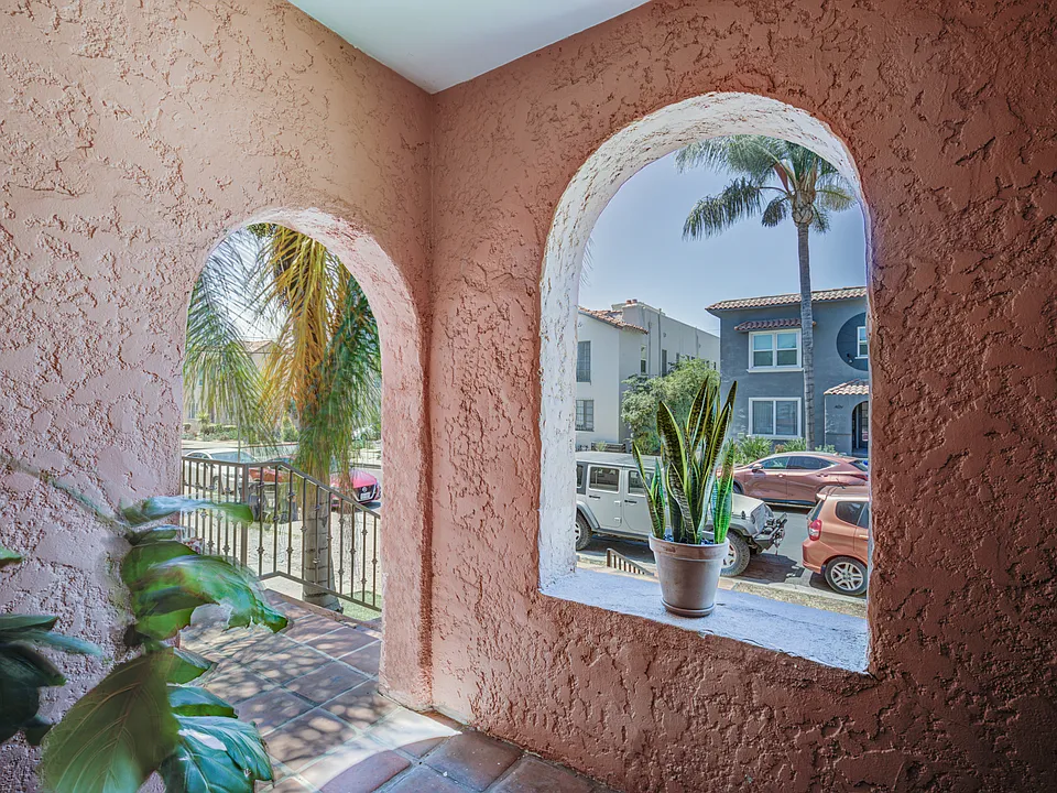 412 N Curson Ave #4121/2
