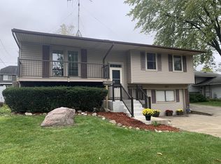 565 Thornwood Dr, Buffalo Grove, IL 60089