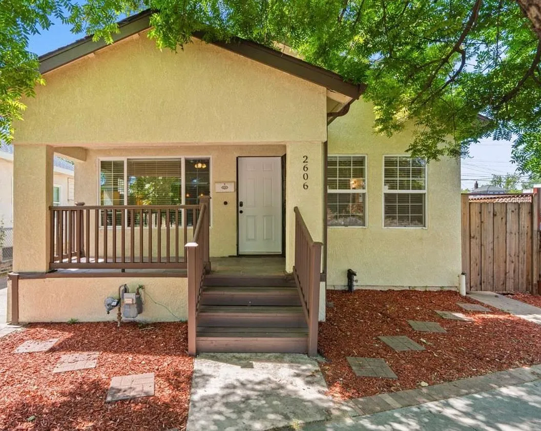 3 bed, 1136 sqft, $3,795 — Photo 1