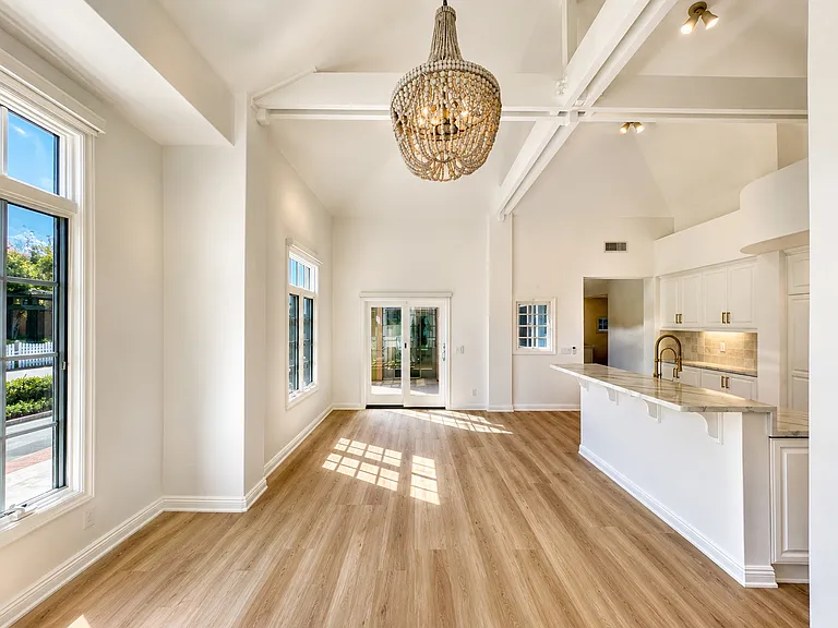 2545 Bungalow Pl — Photo 3