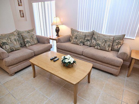 REO3T2718-Living-Area