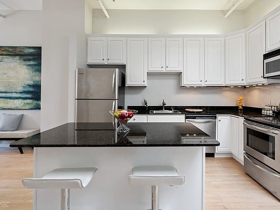 5th image of 1111 W Cornelia Ave APT 204