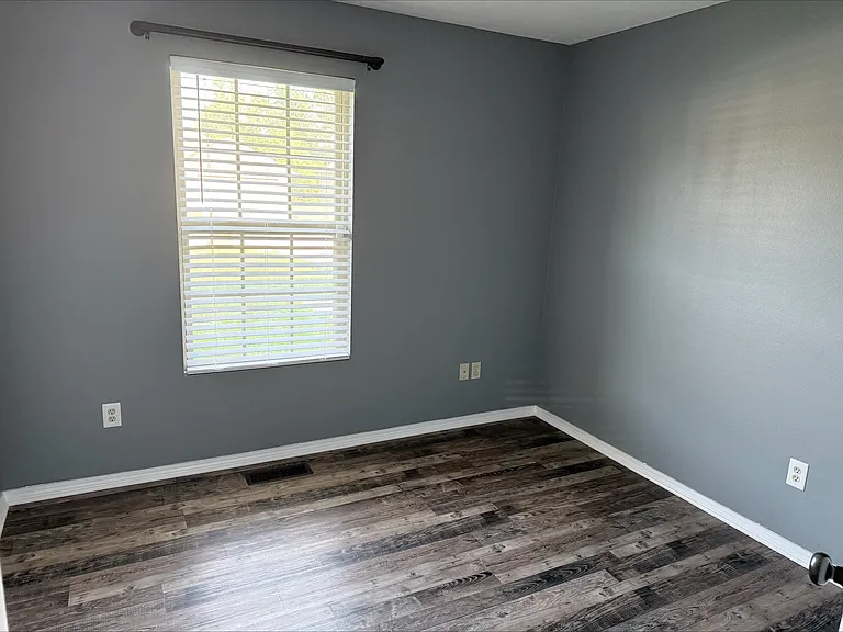 439 N Chandler Ave — Photo 13