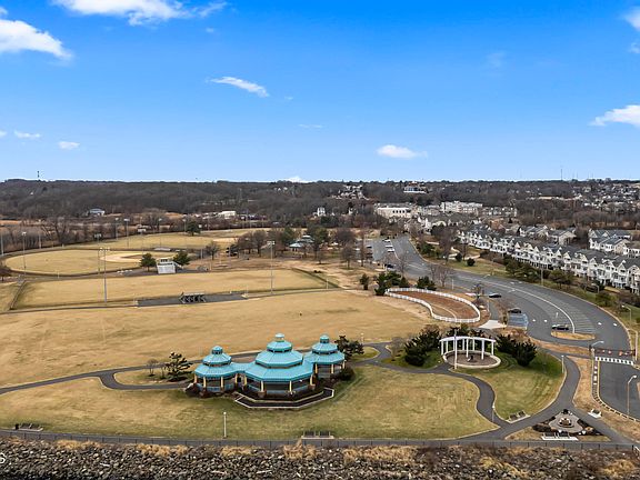 5th image of 605 Bayside Court