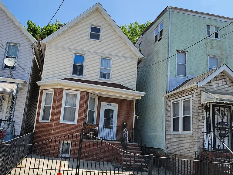 78 Pearsall Ave — Photo 1