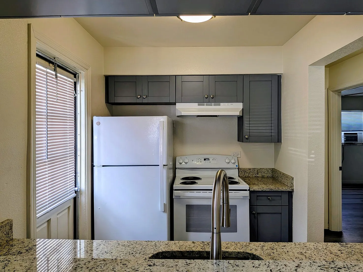 2 bed, 820 sqft, $1,800 — Photo 4