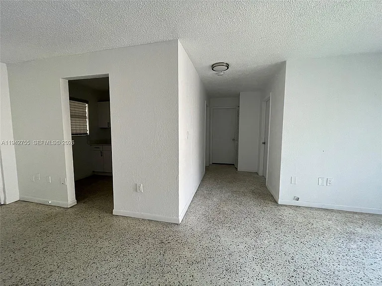 142 SW 18th Ave #19 — Photo 24