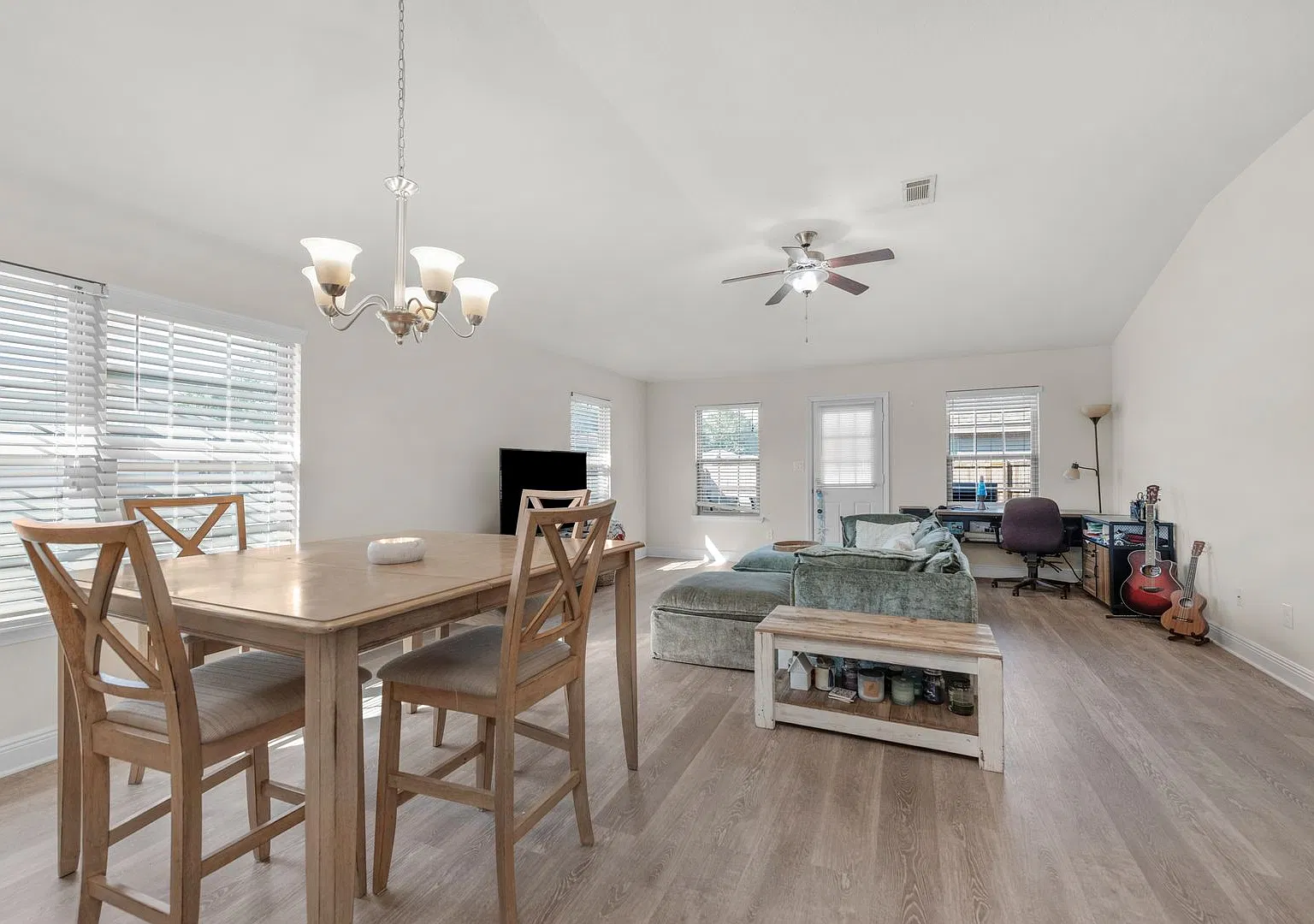Charming Southern Cottage in Cove Gardens 3 Bedrooms, 2 Bathrooms & Privacy-Fenced Backyard! — Photo 3